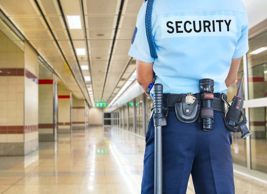 guardia de seguridad en un edificio